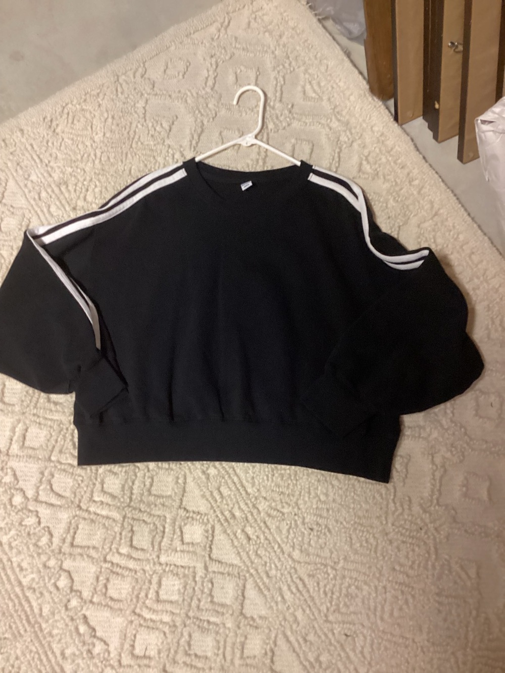 Black cropped sweatshirt, large